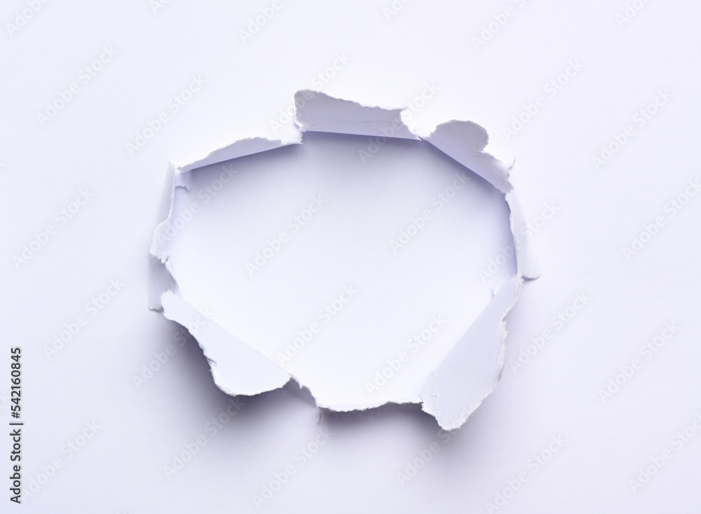 Papel roto blanco sobre fondo blanco Papel roto blanco sobre fondo blanco