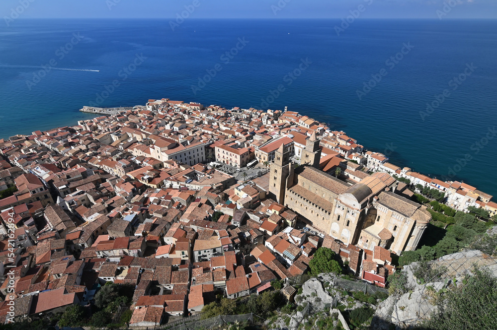 Blick auf die mittelalterliche Hafenstadt Cefalu auf Sizilien mit ihrer normannischen Kathedrale