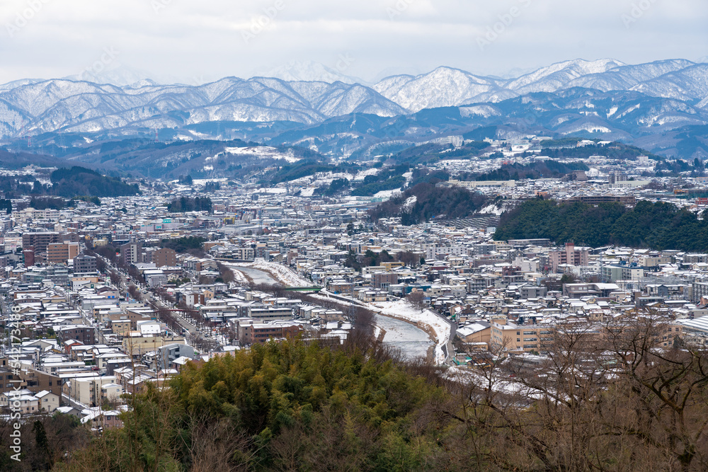 雪の金沢・卯辰山見晴らし台から浅野川上流を望む
