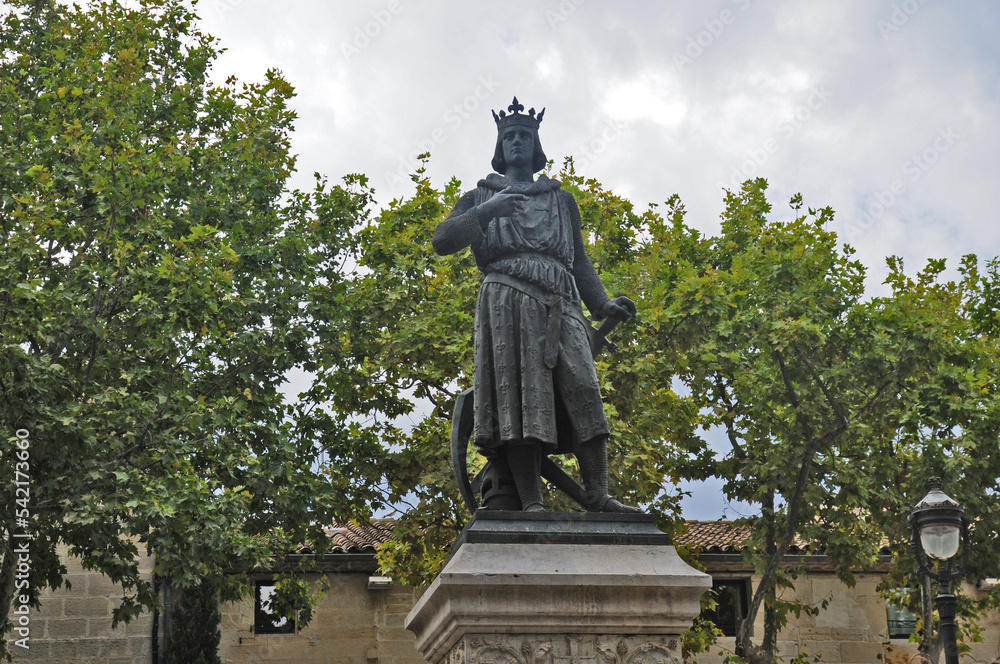La statua di Re San Luigi ad Aigues-Mortes – la Città Fortezza della Camargue. Francia