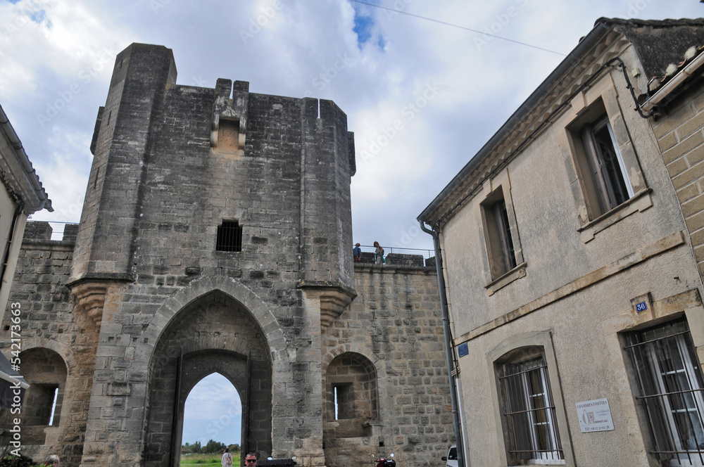 Le porte della città di Aigues-Mortes – la Città Fortezza della Camargue. Francia