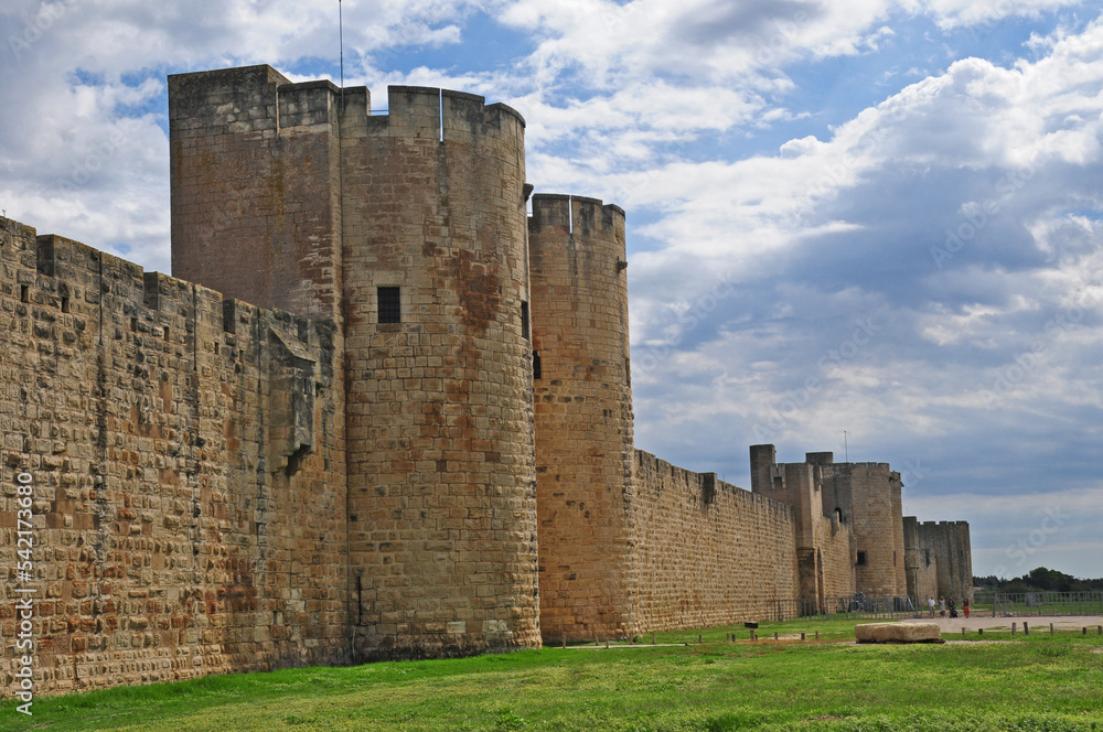 Le mura di Aigues Mortes – la Città Fortezza della Camargue. Francia