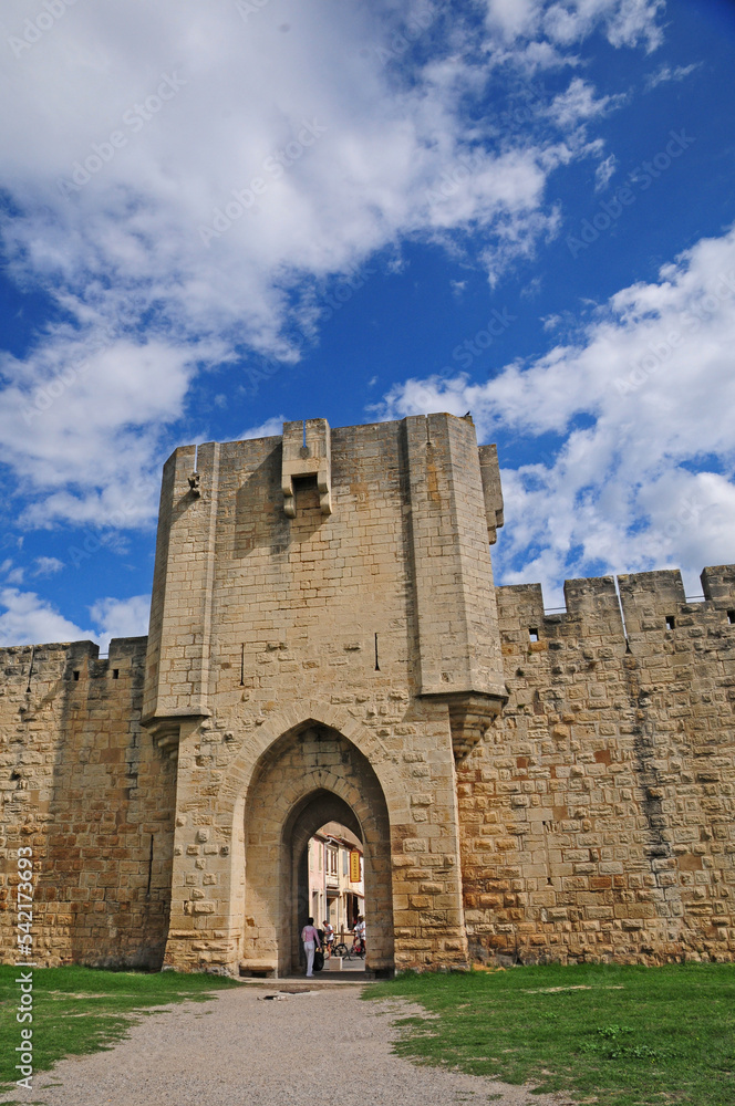 Le mura di Aigues Mortes – la Città Fortezza della Camargue. Francia