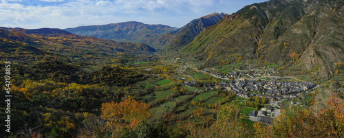 Foto Panorama del Valle de Benasque en el Pirineo Aragonés, con Benasque el primer té