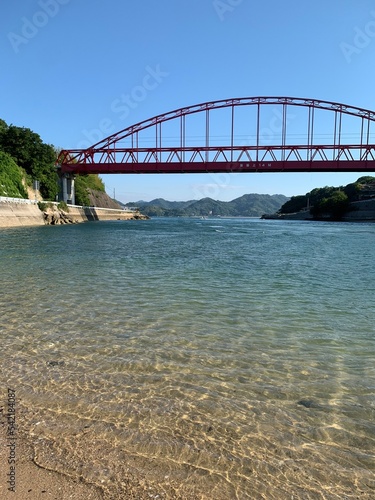 海と赤い橋 © 淳里 坪田