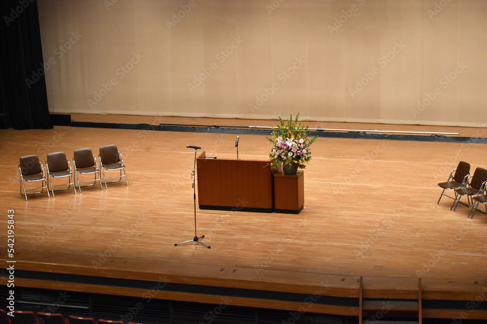 音楽ホール、芸術会館、式典、演台、登壇、マイク、客席、人前、司会 Photos | Adobe Stock