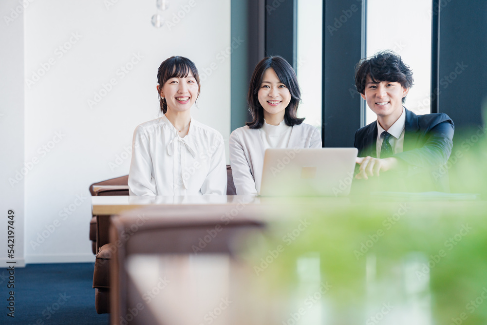 オフィスで働くビジネスパーソン オフィスで働くビジネスパーソン