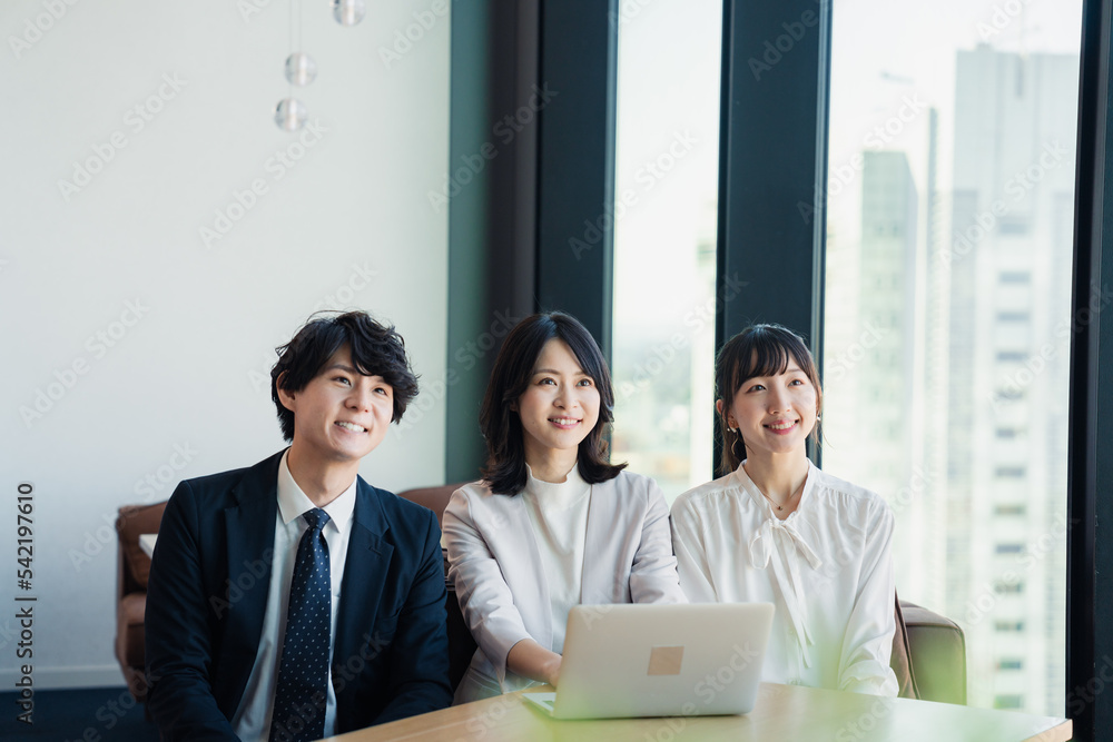 オフィスで働くビジネスパーソン