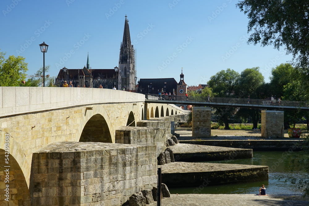 Die Steinerne Brücke in Regensburg ist ein Wahrzeichen, hier in verschiedenen Blickwinkeln.