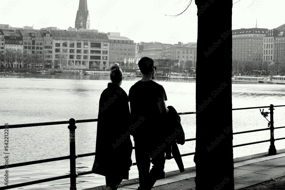 Couple walking on waterfront - obrazy, fototapety, plakaty 