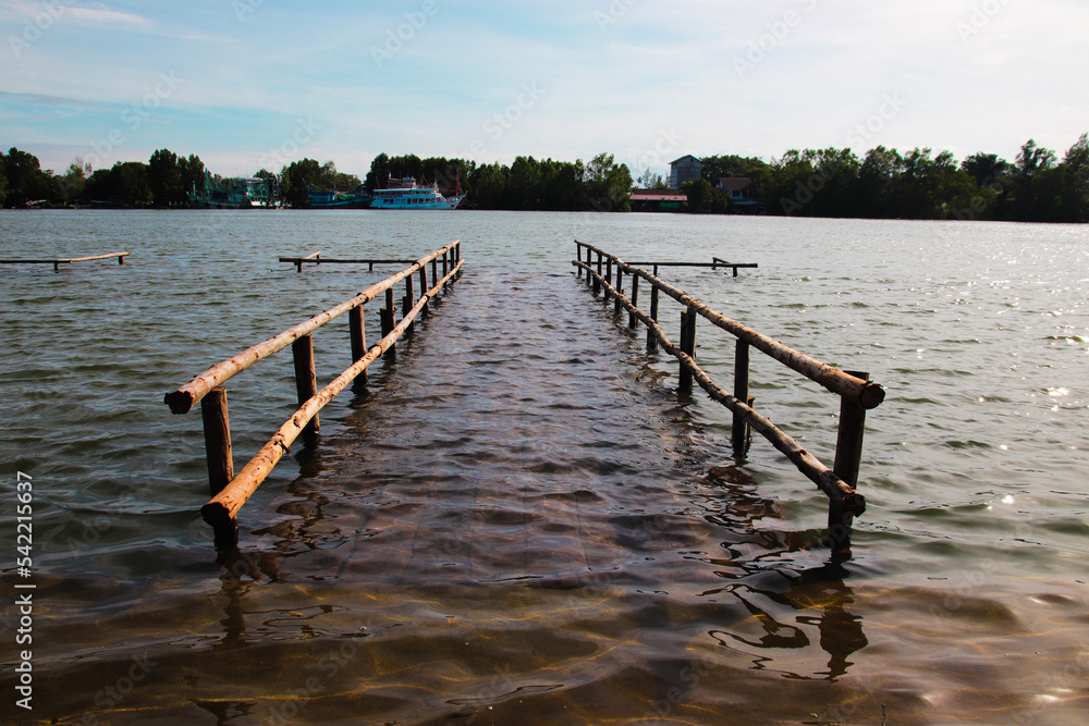 ท่าเทียบ wooden pier on the lake,Boat docks along the river, 