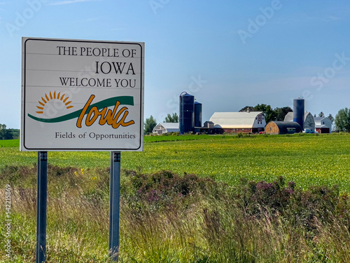 Fotografia Welcome Sign for Iowa in front of a local Farm
