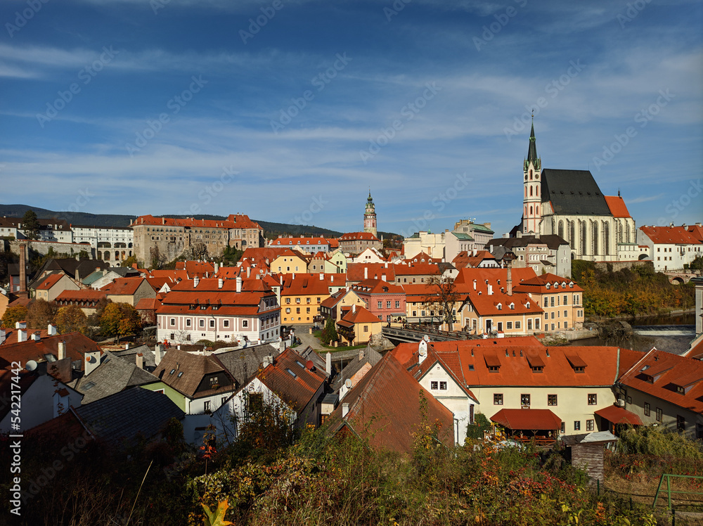 Obraz premium Picturesque autumn cityscape of Cesky Krumlov overlooking its historic centre and ancient Castle on bank of Vltava river, Czech Republic