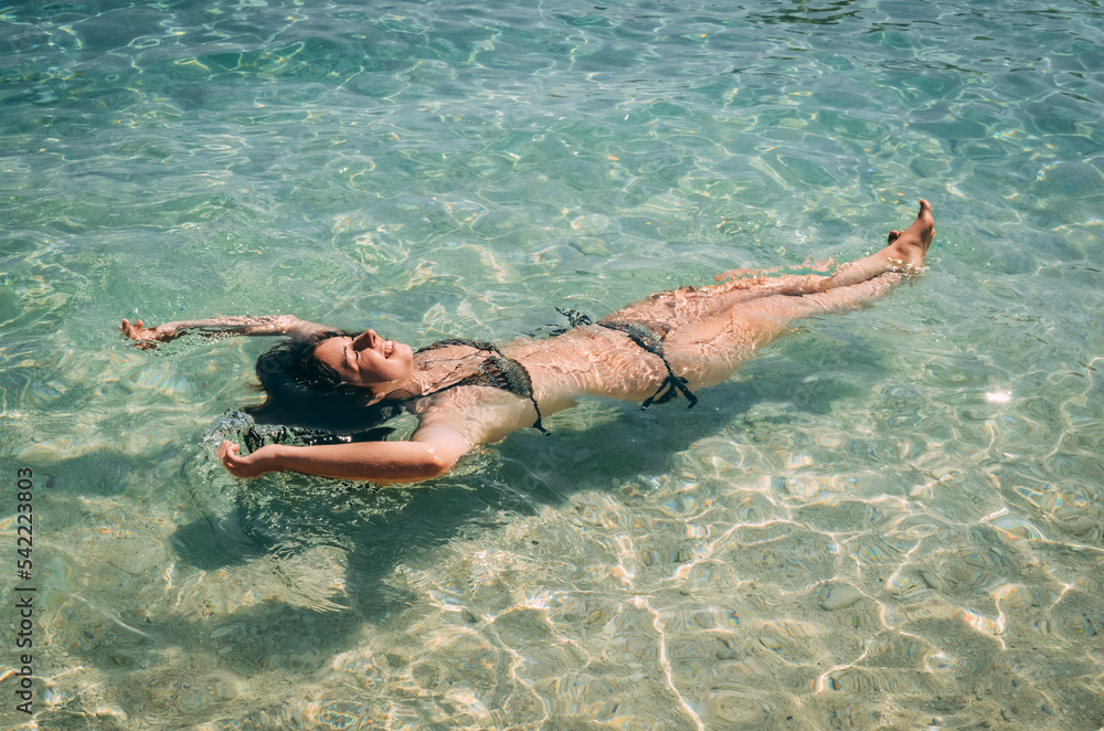 Frau entspannt im Wasser