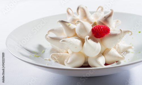 Mini Pavlova RASPBERRIES dessert