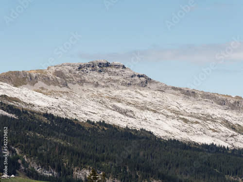 Bergkette der Schrattenfluh mit charakteristischen Kalkfelsen im Süden des Kantons Luzern in der Schweiz. Blick vom Tannigsboden und grüne Weiden von Arnibergli photo