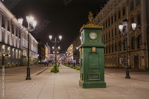 Billede på lærred St. Petersburg Night boulevard with green clock