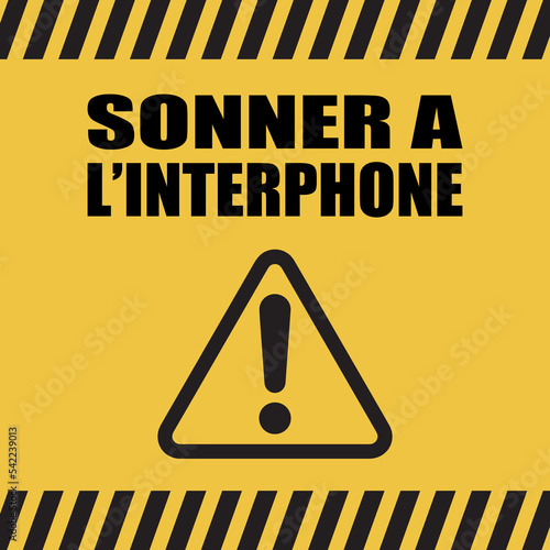 Logo sonner à l'interphone.