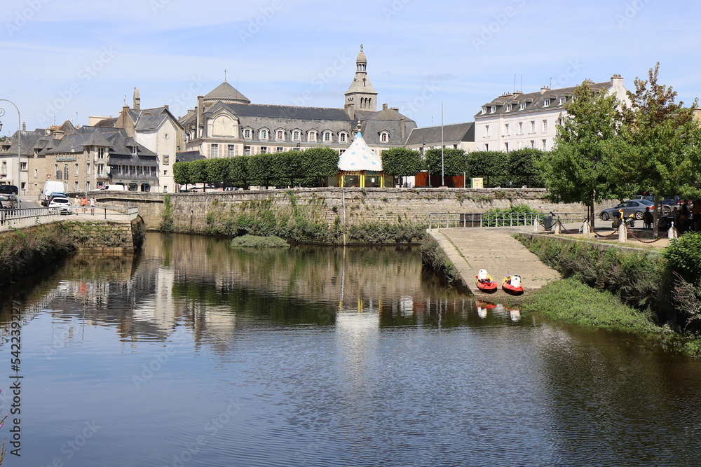 Le confluent entre la rivière Isole et la rivière Ellé, ville de Quimperlé, département du Finistère, Bretagne, France