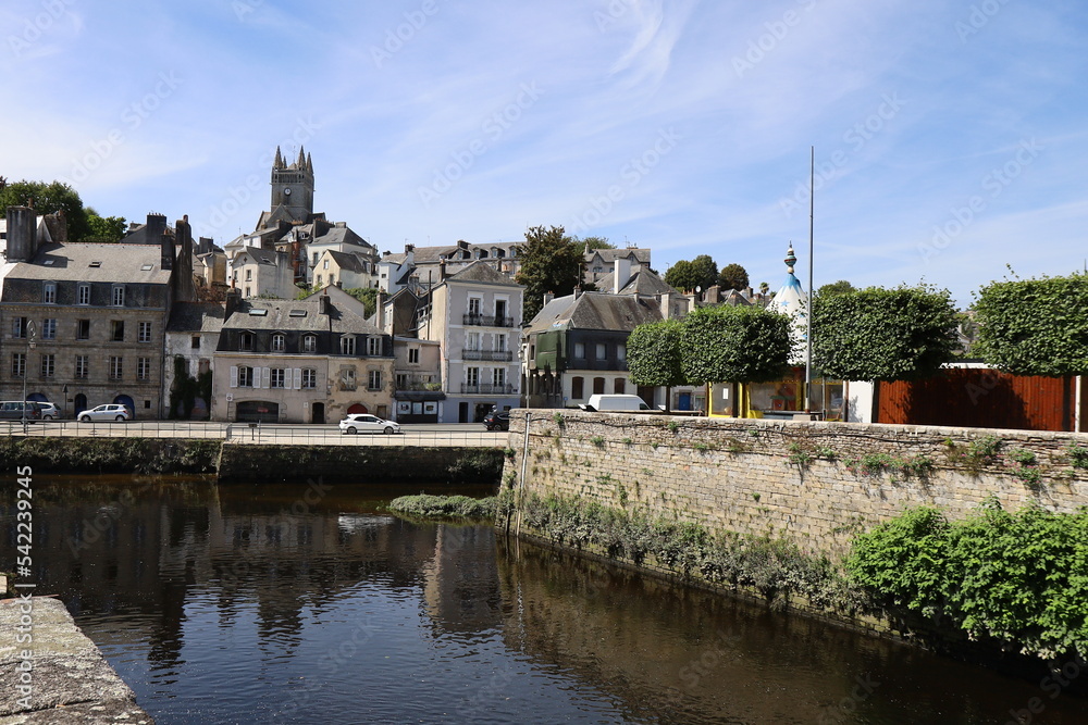 Naklejka premium Le confluent entre la rivière Isole et la rivière Ellé, ville de Quimperlé, département du Finistère, Bretagne, France