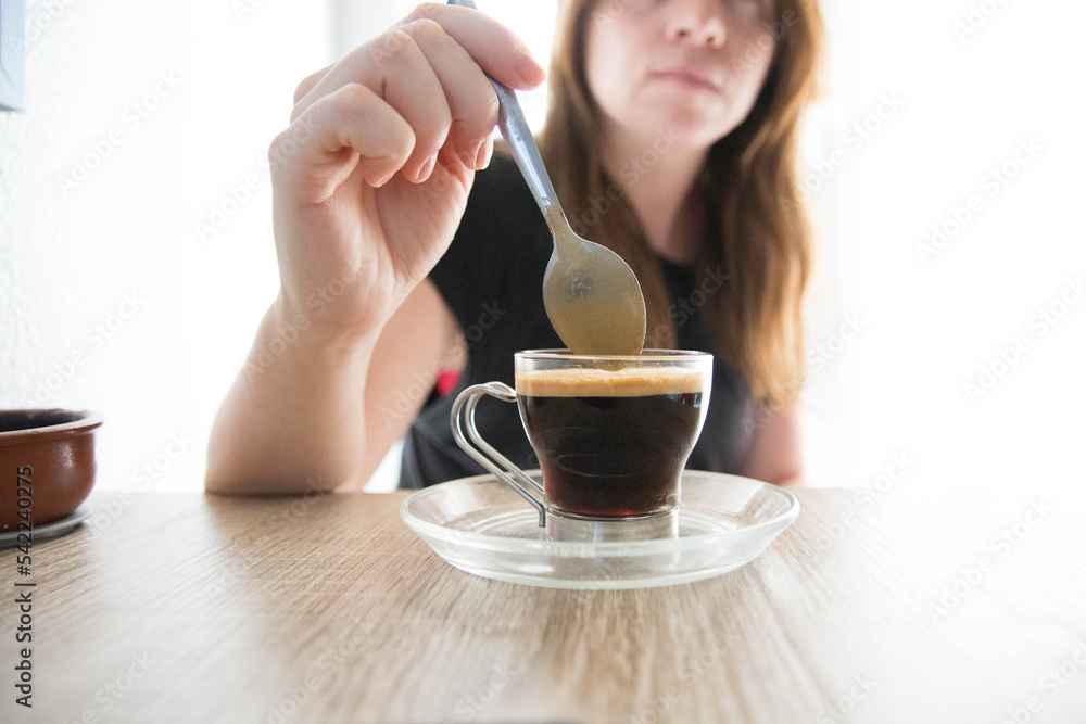 Mujer estudiante tomando taza de café . Close up. Mujer estudiante tomando taza de café . Close up.