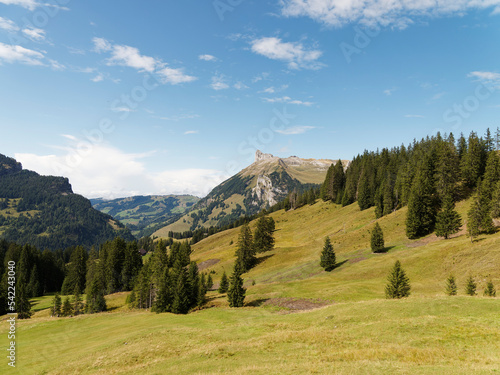 Wunderbarer Blick vom Tannigsboden auf den Bergspitze schibengütsch am Ende des Gebirgsstocks der Schrattenfluh in den Luzerner Voralpen im Schweizer photo