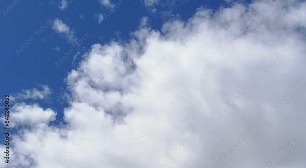 Fondo natural con detalle de varias nubes de tonos blancos y cielo azul intenso Fondo natural con detalle de varias nubes de tonos blancos y cielo azul intenso