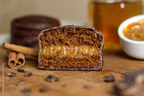 Fotografia pão de mel fresco de chocolate com recheio de doce de leite cremoso cortado ao m