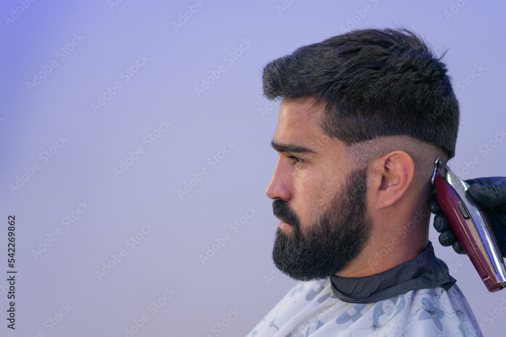 Obraz premium barber cuts hair to american boy