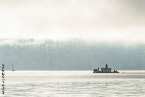 barge sur le lac léman avec le brouillard