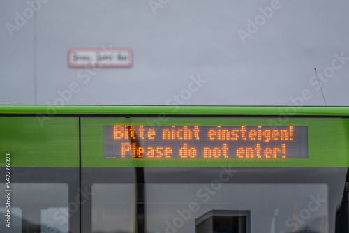 Schild Bitte nicht einsteigen! an Linienbus - Please do not enter! sign photo