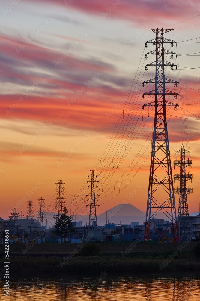 連なる鉄塔と富士山　江戸川土手