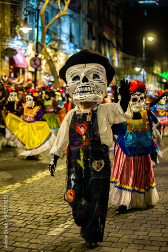 DESFILE DE DÍA DE MUERTOS Y PROCESIÓN COMUNITARIA EN LA CIUDAD DE MÉXICO