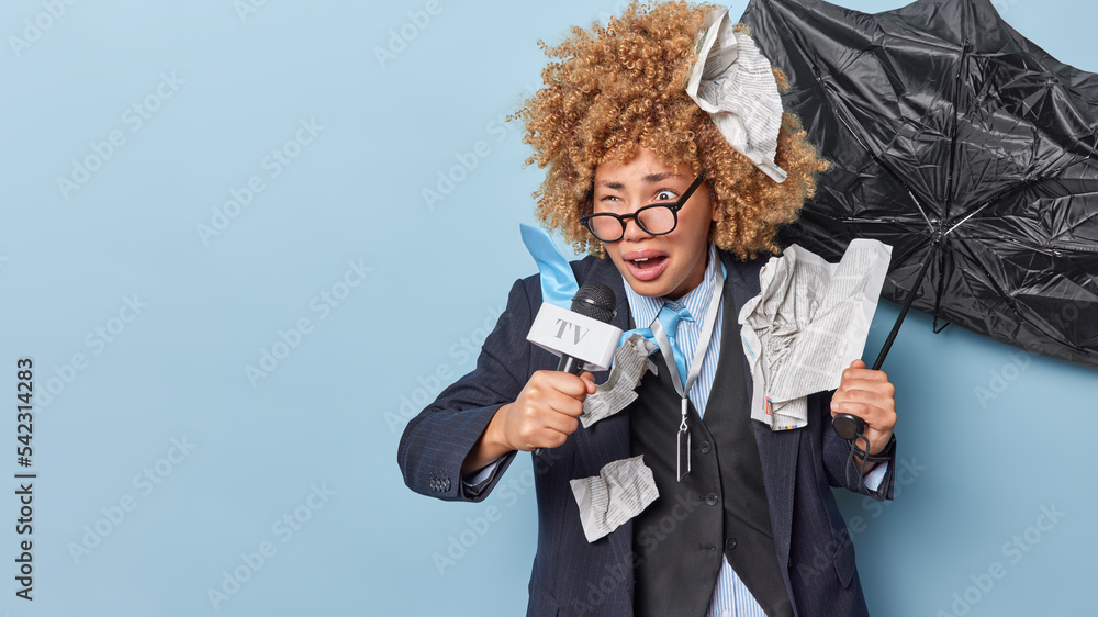 Φωτογραφία Emotional puzzled female journalist prepares news for broadcasting witnesses eve