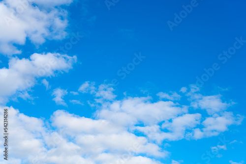 Fototapeta Naklejka Na Ścianę i Meble -  sunny and cloudy sky. beautiful sky on a sunny day