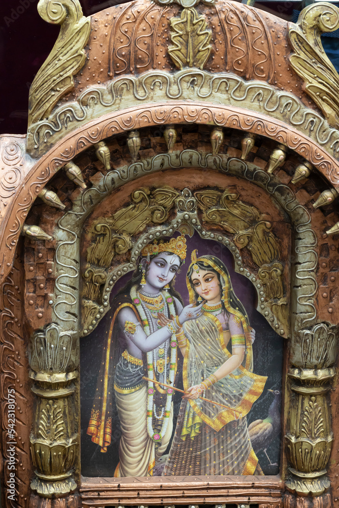 Obraz premium Beautiful framed art of Radha and Krishna, Hindu God, displayed for sale at famous Sardar Market and Ghanta ghar Clock tower in Jodhpur, Rajasthan, India.