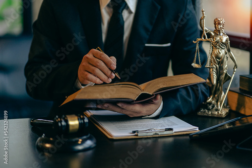 Φωτογραφία Lawyer's Office of Law Counsel works with the judge's column and the Goddess of Justice's scales on the table with the takamai books and contract documents