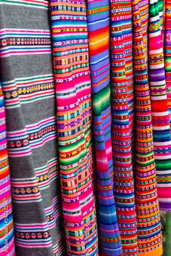 Tejido tradicional andino, mantas de uso cotidiano en el valle del Mantaro, Jauja, Huancayo