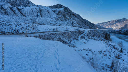 Foto The highway runs along a mountain range