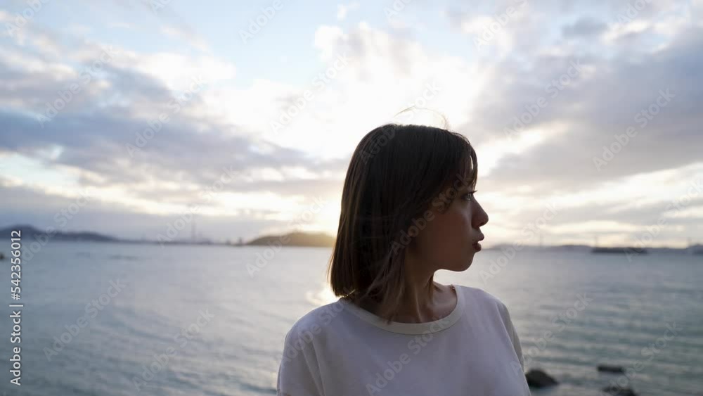 夕暮れの海にいる女性 夕暮れの海にいる女性