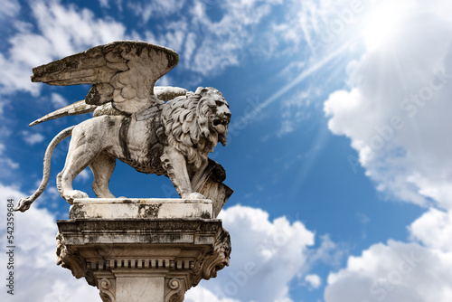 фотографія Marble statue of the Winged Lion of Saint Mark, symbol of the evangelist, the Venetian Republic and the Veneto Region