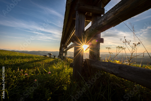 Zachodzące słońce na szczycie Czarnej Góry. © Dom