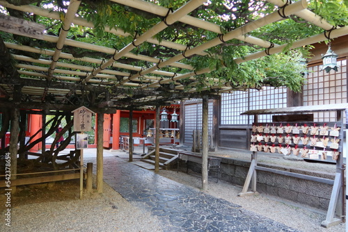 A Japanese shrine : the scene of an entrance gate Keiga-mon to the precincts of Kasuga-taisha Shrine in Nara City in Nara Prefecture日本の神社: 奈良市にある春日大社の境内への入り口慶賀門の風景