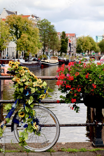 Bicicletas con flores en Amsterdam junto a los canales. 