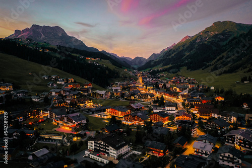 Lech am Arlberg in der Nacht bei klarem Himmel mit Lichtern © FSteiger