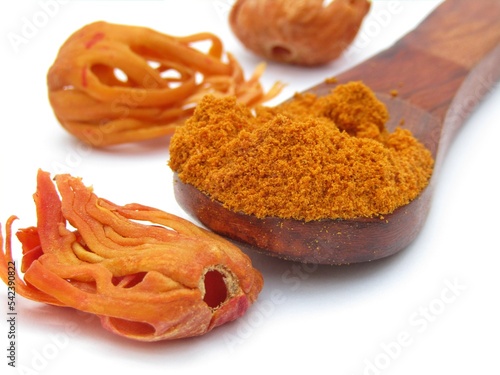 Tablou pe pânză Mace Spice powder on wooden spoon