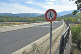 Panneau interdit aux piétons à l'entrée d'un pont routier étroit.