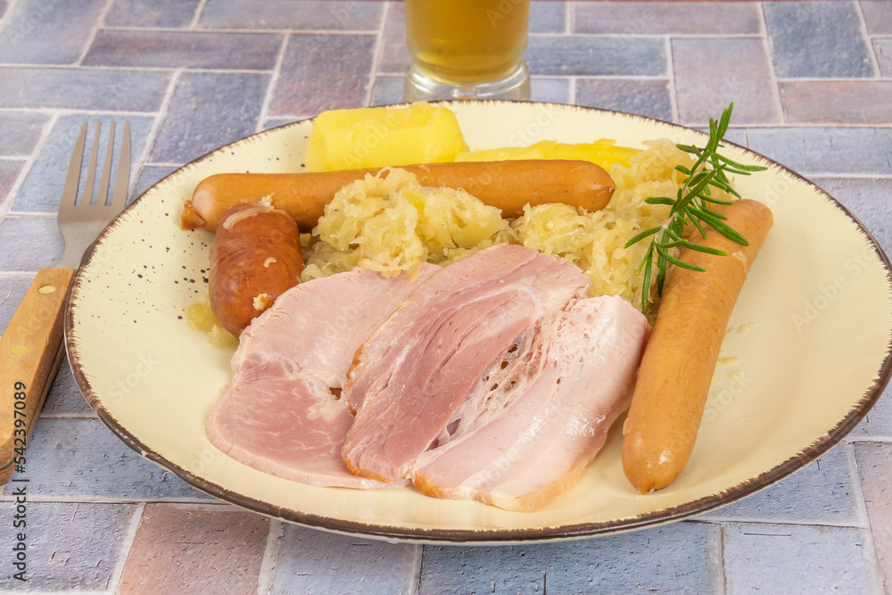 assiette de choucroute en gros plan sur une table assiette de choucroute en gros plan sur une table