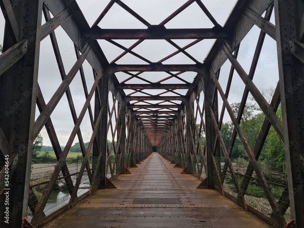 Pont en métal ancienne voie ferrée