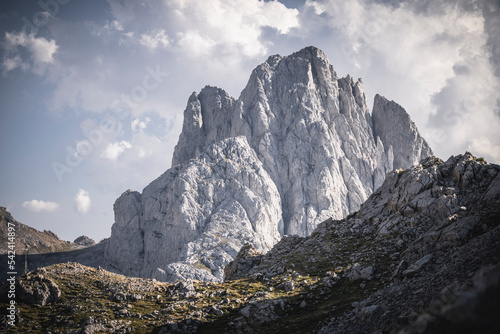 Crestas de monta  a sobre la niebla en el parque nacional de picos de europa